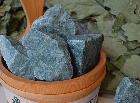 Камень Жадеит колотый средний (ведро 20 кг)